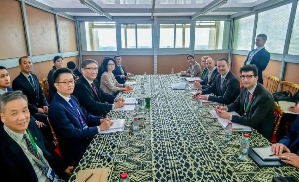 王文濤會見美國貿易代表格里爾。 王文濤會見美國貿易代表格里爾。