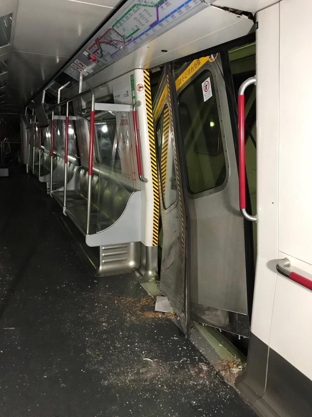 2019年，港鐵兩列列車相撞，列車車廂內嚴重毀爛，車門亦鬆脫。
