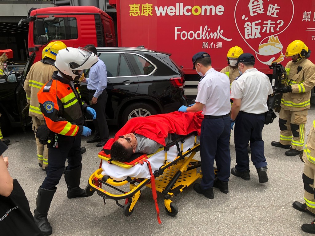 私家車司機被救出送院。