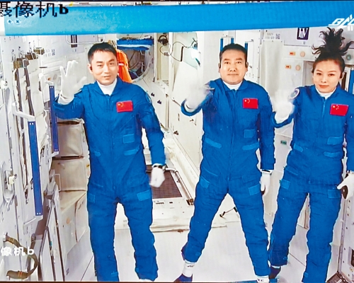 ■太空人翟志剛（中）、王亞平（右）、葉光富昨日順利進入太空站。