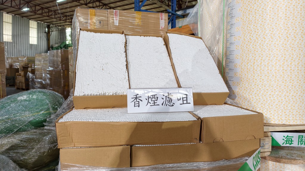 海關檢獲大量的製煙工具。 海關檢獲大量的製煙工具。
