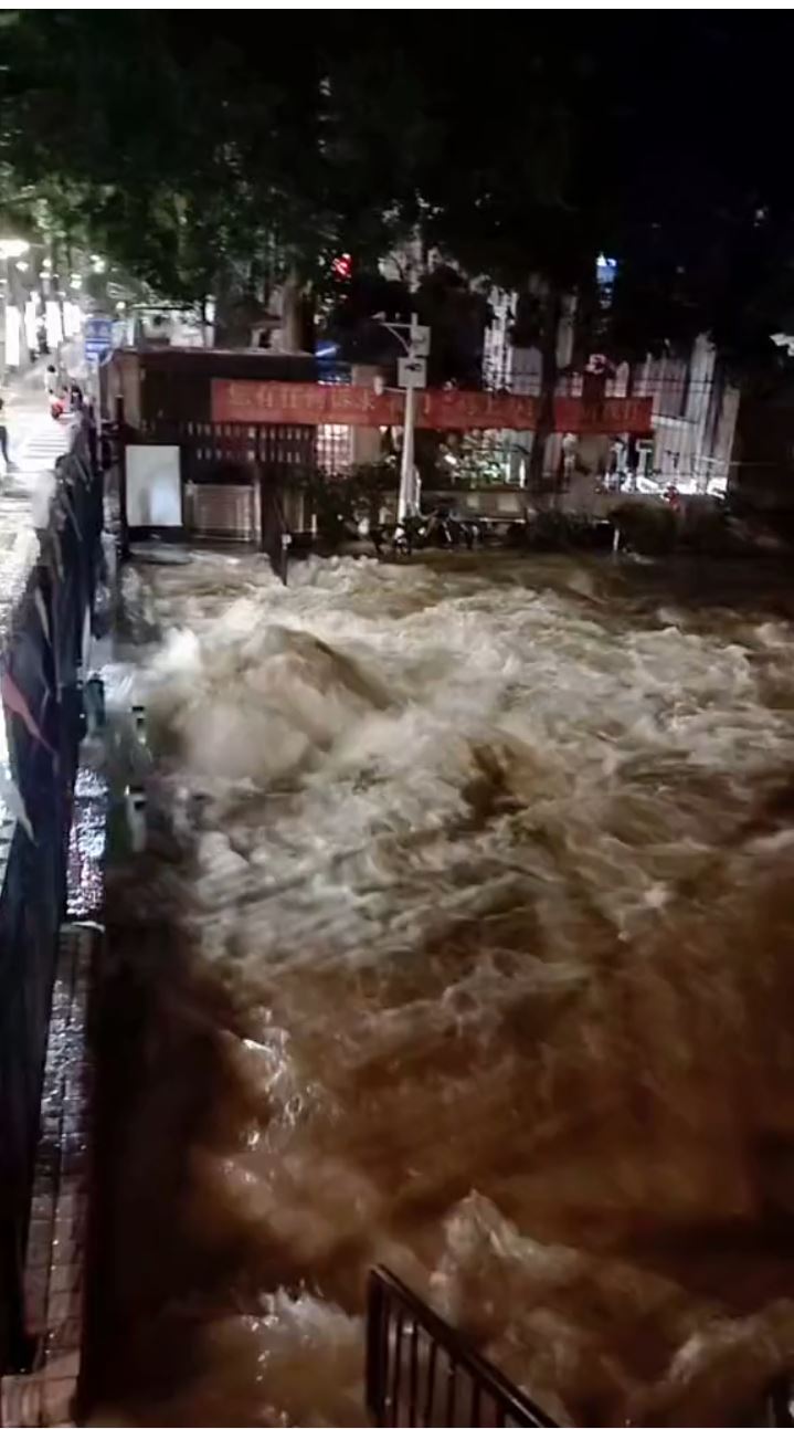 羅湖深夜有屋苑爆水管，多間商舖汽車被淹浸。抖音