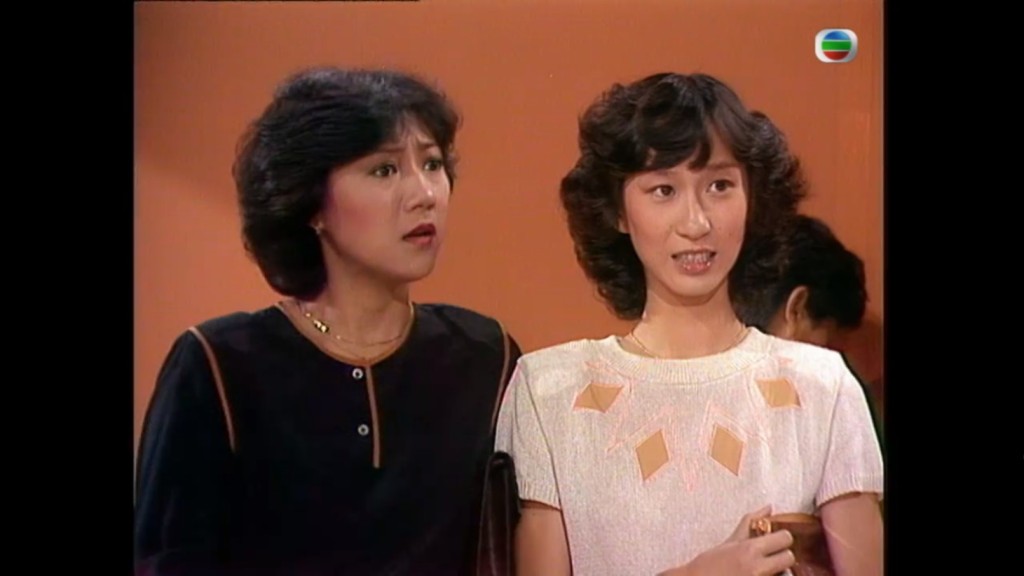 梁碧玲（左）最為人所熟悉的角色是在《香港八一》到《香港八六》系列中，飾演相士覺悟因的秘書蘇小姐（蘇麗珍）。