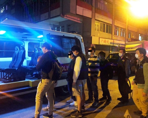 警方拘捕一名主持及4名賭客。警方圖片