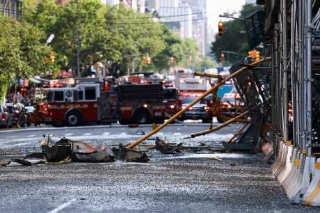 纽约高楼起重机失火断臂坠街，酿11人伤。路透社