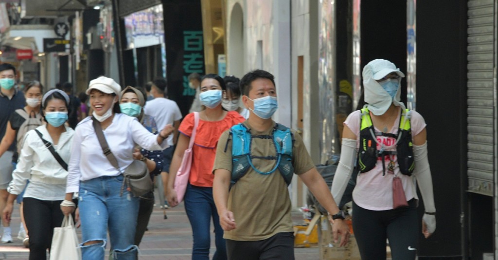 限聚措施一放松，下一波疫情又再杀到，这与十一国庆和中秋假期家庭聚会较多，以及市民抗疫疲劳有关。资料图片