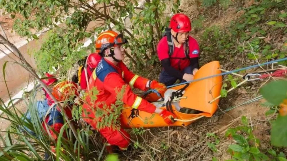 女子闖深圳梧桐山非開放區失足，多部門聯合救援。 深圳公益救援隊
