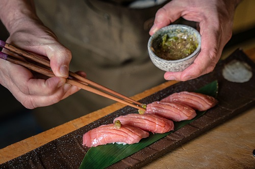 Honjokko以精美讲究的寿司作招徕，食材新鲜注重季节性。