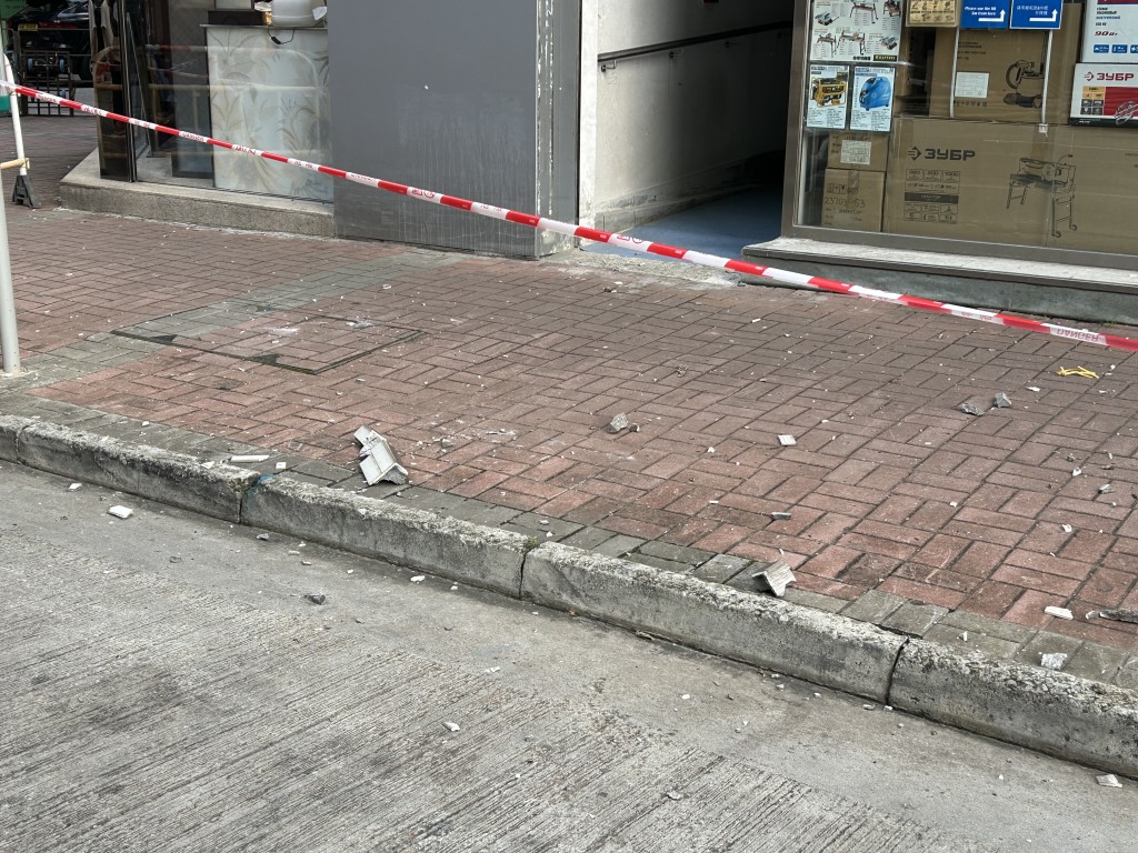 現場遺下大量碎石。 現場遺下大量碎石。