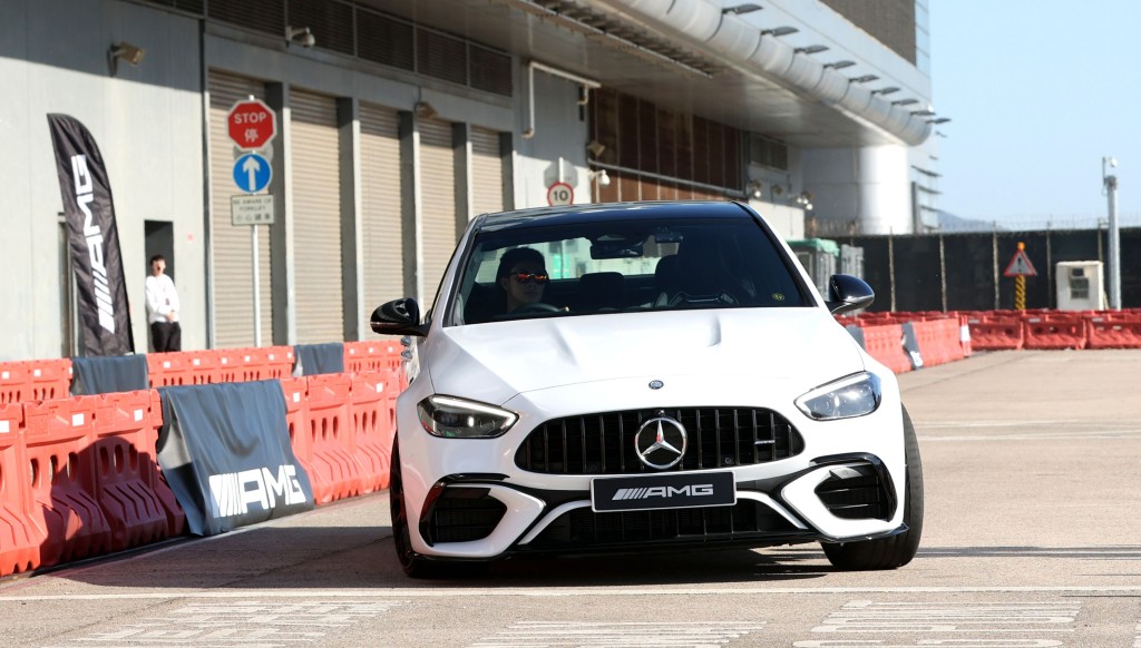 香港车手唐伟枫驾驶AMG C 63 SE，正进行绕圈示范。