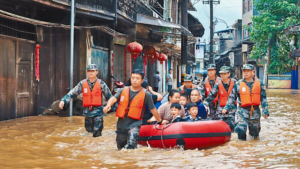 湖南永州昨日洪水入城,軍警出動解救民眾。