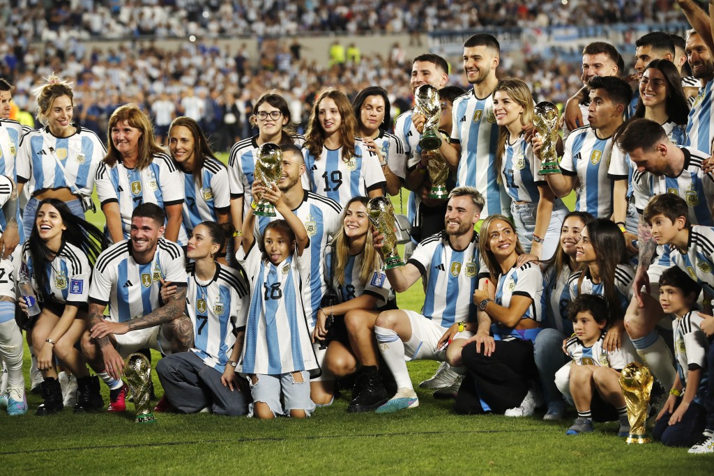每位阿根廷球员都有一座大力神杯。Reuters