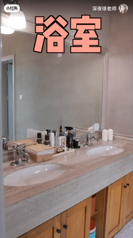 還有兩個洗手盆及一塊大鏡。