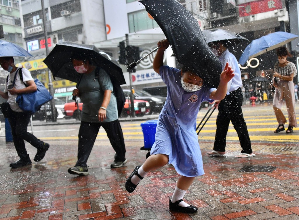 天文台發布秋季季度預報,預料香港氣溫正常至偏高,雨量正常至偏多。