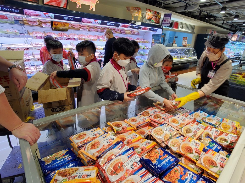 小朋友平日常吃急凍「叮叮」食物,你 們又可知道應如何將食品分類及存放呢?(圖片來源:Aeon) 小朋友平日常吃急凍「叮叮」食物,你 們又可知道應如何將食品分類及存放呢?(圖片來源:Aeon)