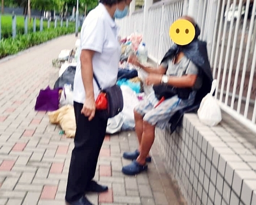 銀杏館長者員工珍姐，為拾荒老翁送暖。銀杏館FB