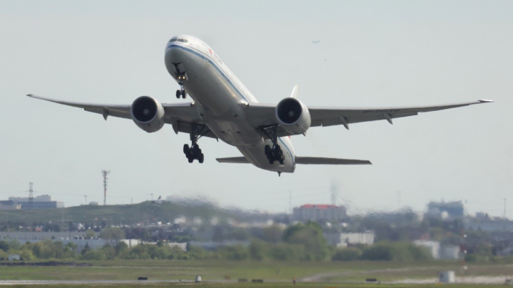國航、南航、東航三家航空公司向對今年內出發赴日的旅客，提供免費退改機票處理。中新社
