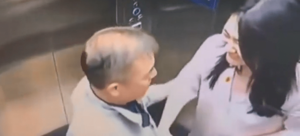 二人在电梯里的亲密行为亦被曝光。大厂零零扒