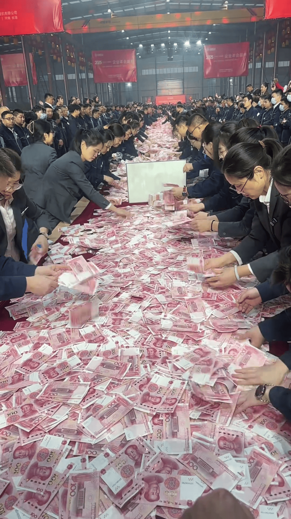 河南矿山起重机员工现场数钱画面曝光。 河南矿山起重机员工现场数钱画面曝光。