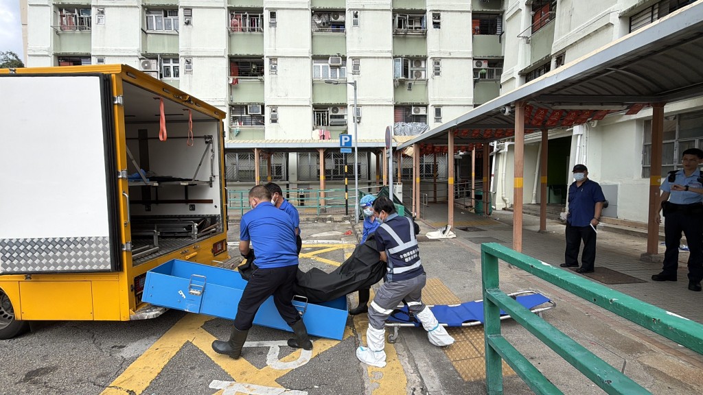男死者遺體由仵工送往殮房。梁國峰攝 男死者遺體由仵工送往殮房。梁國峰攝