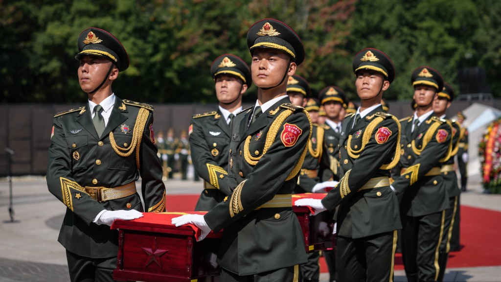 第十二批在韓中國人民志願軍烈士遺骸在瀋陽安葬。 新華社