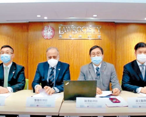 香港律師會緊急召開記者會，宣布接管兩家律師行。