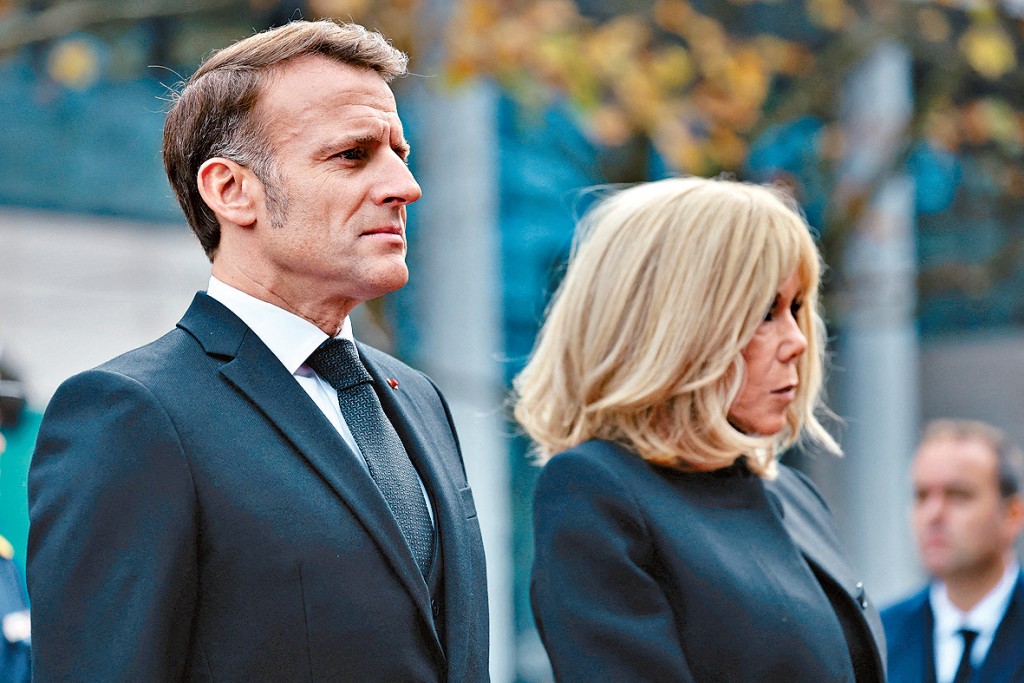 巴黎恐襲十周年，法國總統馬克龍與第一夫人昨日悼念受害者。 