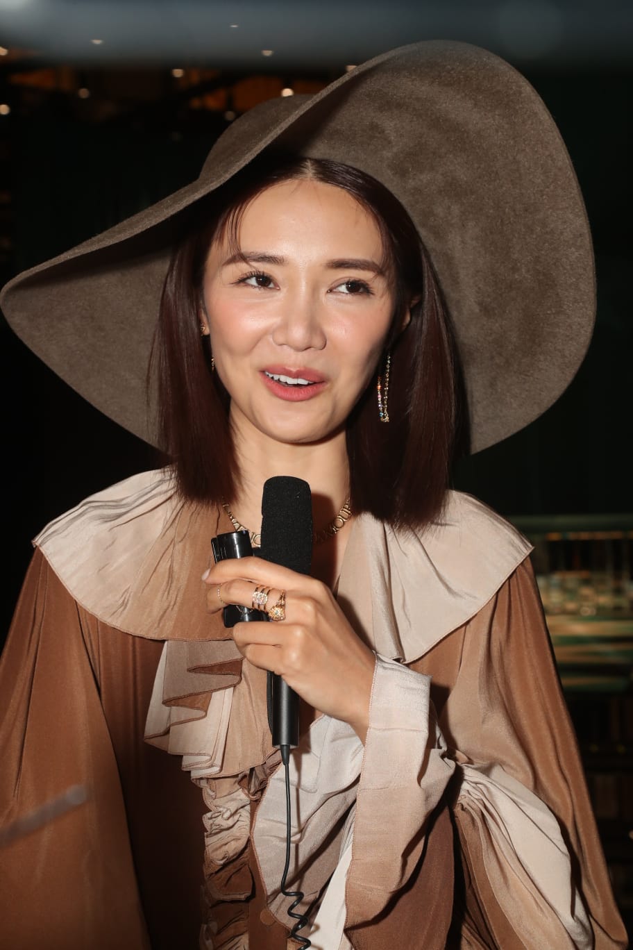 Elva謂囝囝除講BB話,還在學爬。