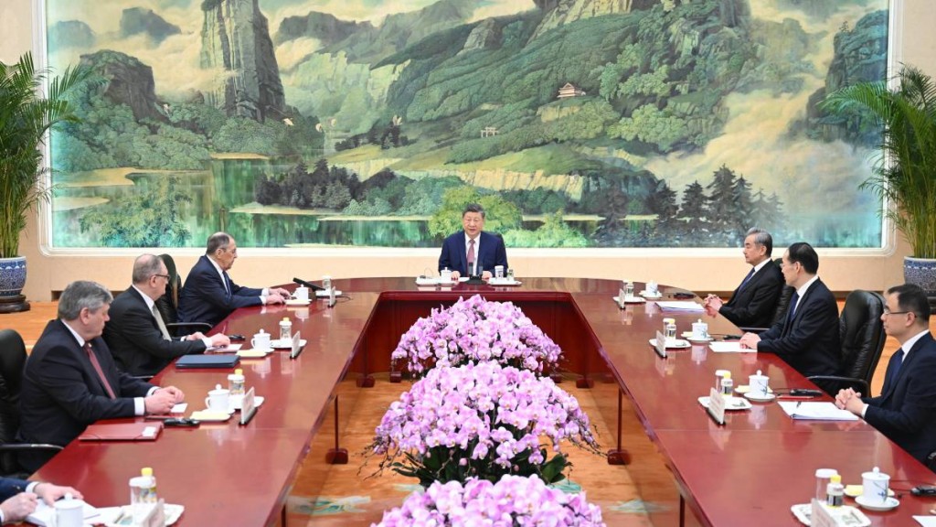 习近平(中)与俄罗斯外长拉夫罗夫会面。新华社