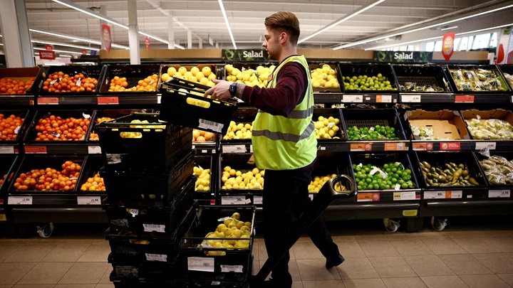 英國近年深受通脹問題困擾，食品等民生必需品價格急漲。路透社資料圖片