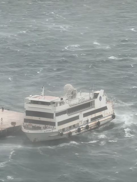 觀光船隨海浪不斷飄浮 觀光船隨海浪不斷飄浮