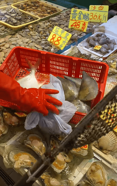 袋入面嘅貨如何，網民無交代。（圖片來源：「香港街市魚類海鮮研究社」）