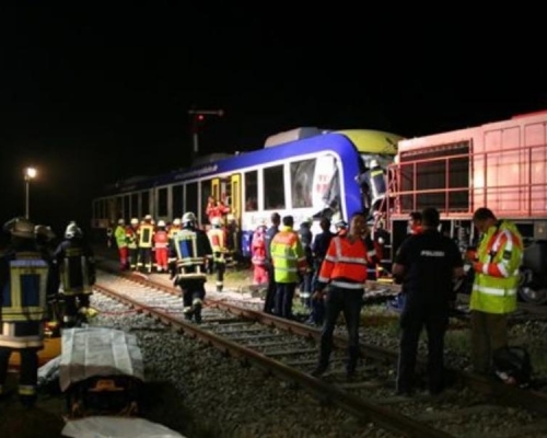 德國東南部巴伐利亞州發生火車相撞意外,一列客運火車與一列貨運列車相撞。(網圖)