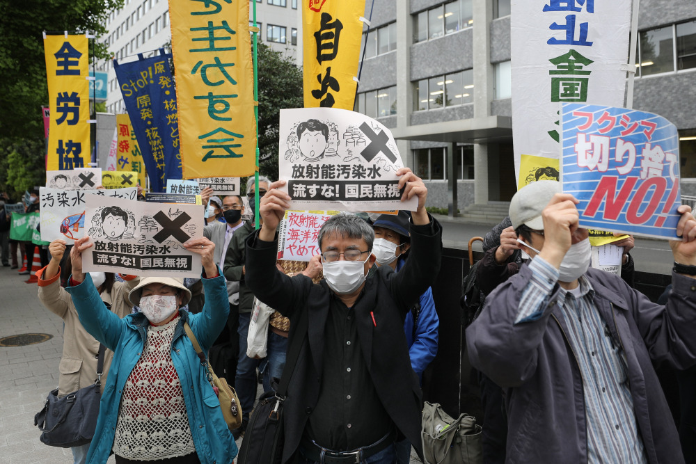 大批民眾東京集會拉起橫額抗議政府無視國民意願，決定將福島核電站核廢水排入海洋。（新華社圖片）