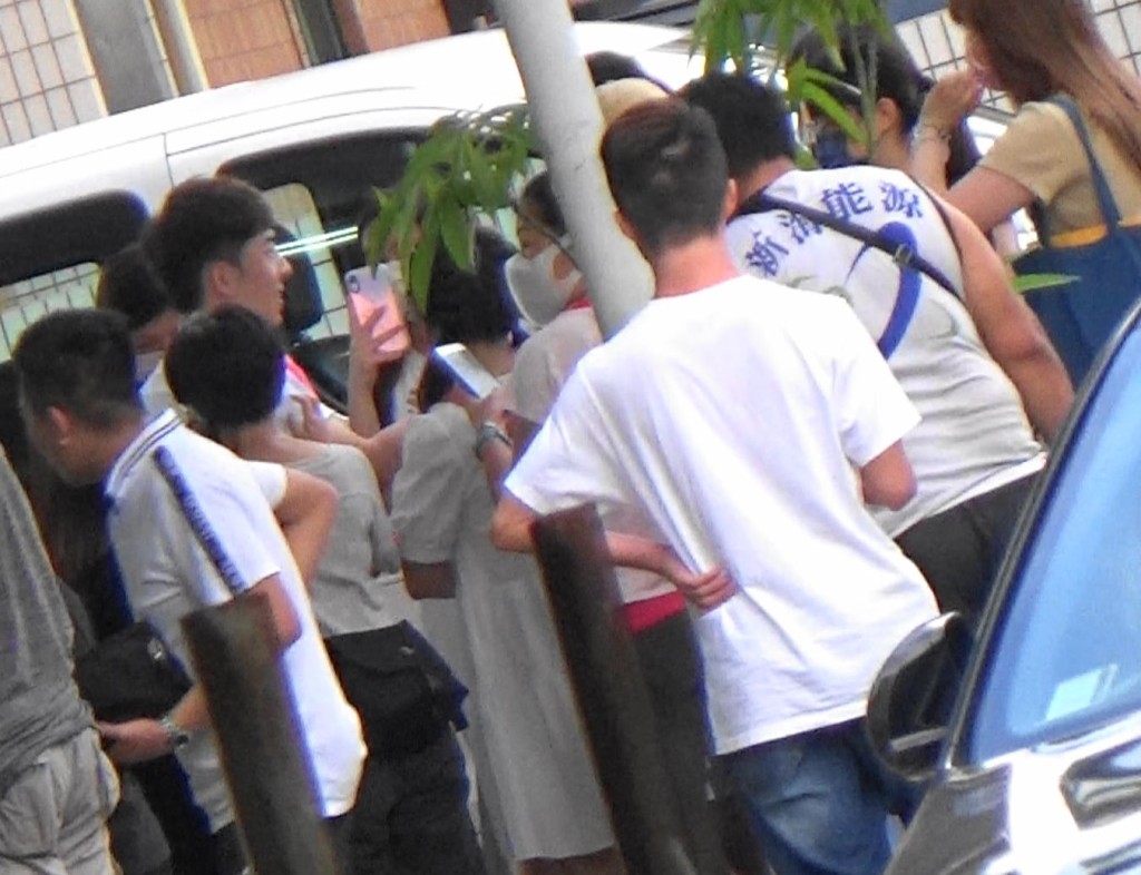 不斷被圍妹妹仔街坊係咁圍住Edan狂影,可以咁近同偶像接觸個個都好開心。