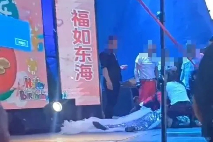 重庆有90后女歌手表演时，踩到裙䙓摔倒后昏迷，抢救无效死亡。