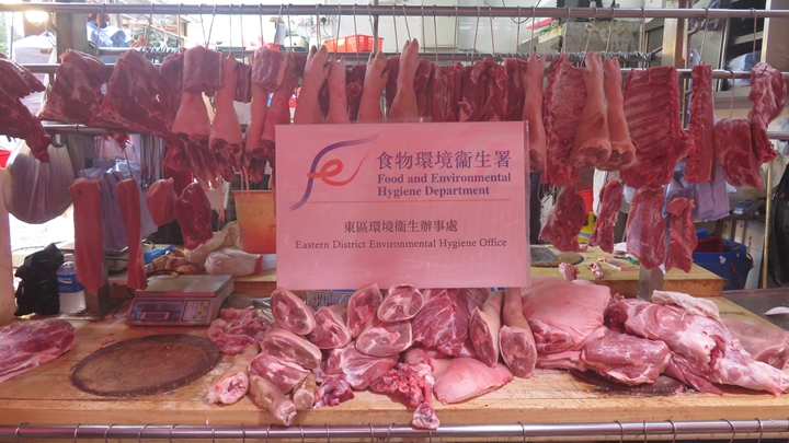 食环署十分关注冰鲜或冷藏肉充当新鲜肉出售的情况，会致力采取严厉执法行动。