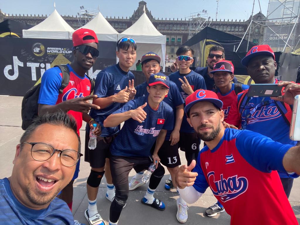 香港五人棒球隊於世界盃賽事中，與各國球員及球迷打成一片。香港棒球總會提供圖片