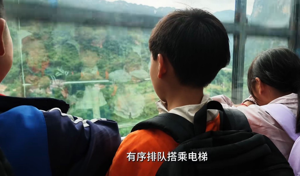 「懸崖電梯」和高空纜車組成的「空中校車」在海外也爆紅。宣威融媒