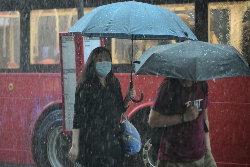 天文台一度發出今年首個黑色暴雨警告,市民上班十分狼狽。