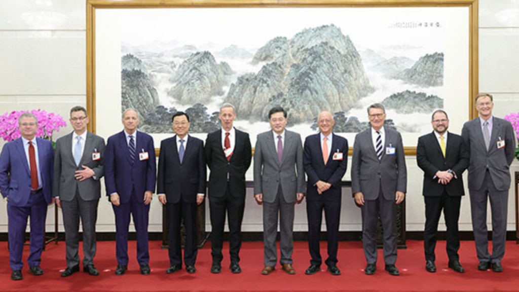秦剛在北京集體會見來訪的美國友好團體和工商界人士。外交部