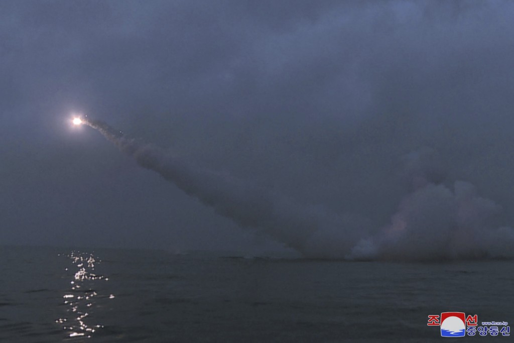 朝中社报道，北韩从潜艇试射了两枚战略巡航导弹，并击中预定目标。AP/朝中社