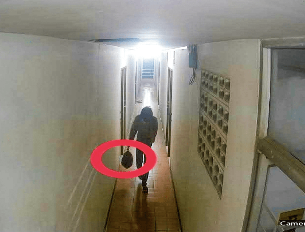 警方透过闭路电视，发现疑凶多次离开寓所时提着胶袋，疑内里装着女死者的断肢尸块。Facebook@THAI PRESS 