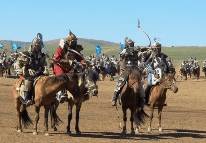 蒙古人是马背上的民族，马是他们唯一的交通工具。