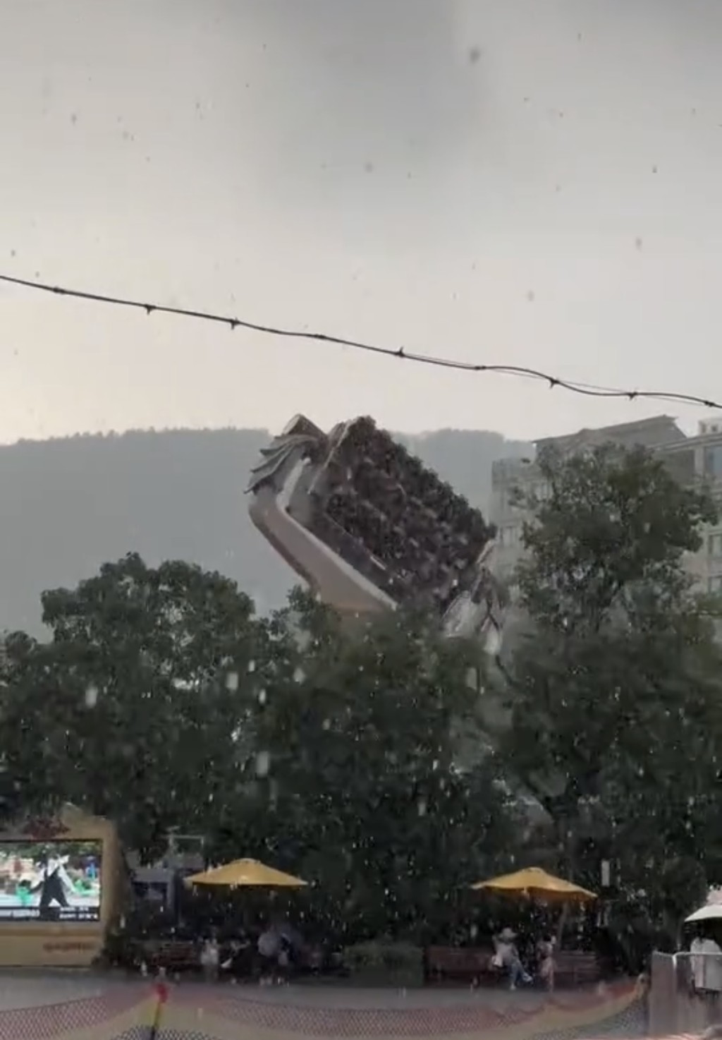遊客蘇州樂園玩機動遊戲突遇暴雨。抖音@1米79的徐州菇涼 遊客蘇州樂園玩機動遊戲突遇暴雨。抖音@1米79的徐州菇涼