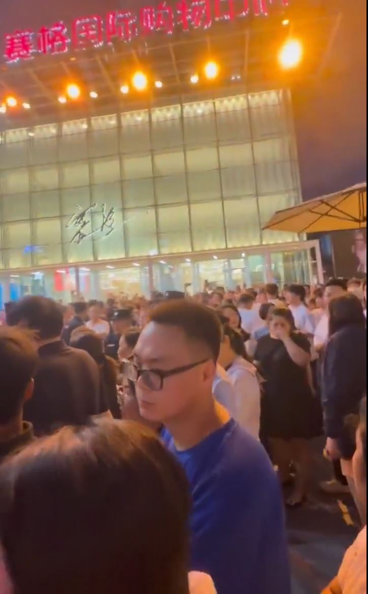 西安賽格商場商家嚴鵬傳被逼死，引發民眾不滿在商場外唱國歌示威。