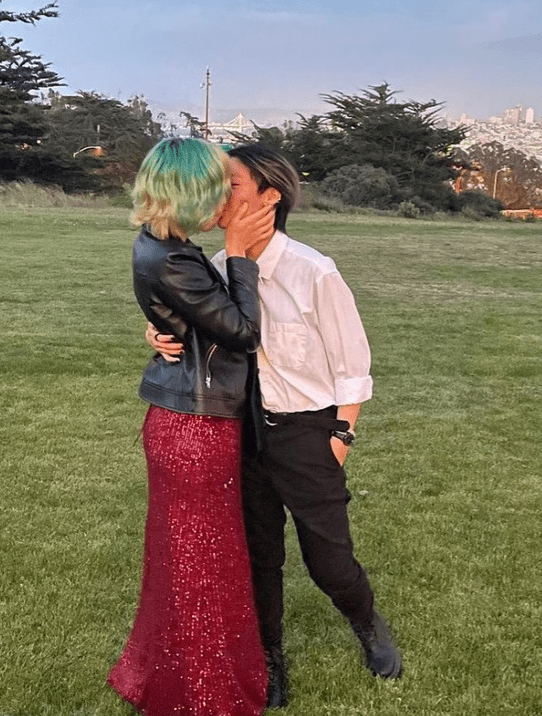 楊婉儀囡囡王婷知，曾與同性密友接吻，性向成謎。