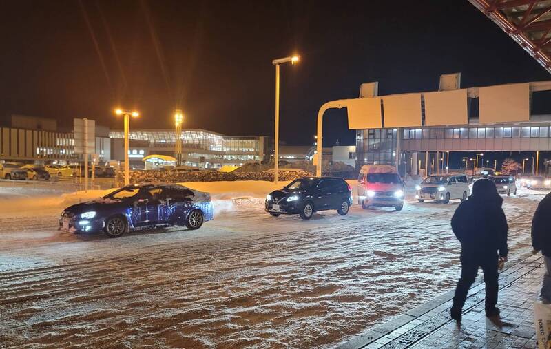 札幌創紀錄暴雪,7000多名旅客被迫在新千歲機場過夜。X@yotsubakaze 札幌創紀錄暴雪,7000多名旅客被迫在新千歲機場過夜。X@yotsubakaze