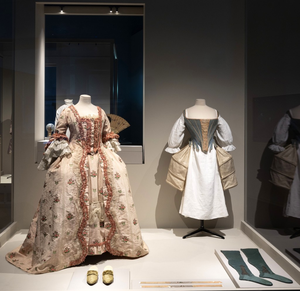 展品主要呈现1770年代至1910年代的法国服饰与时尚的演变。