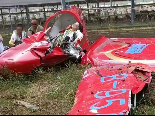 救援人員在嚴重損毀的飛機旁搶救傷者。微博